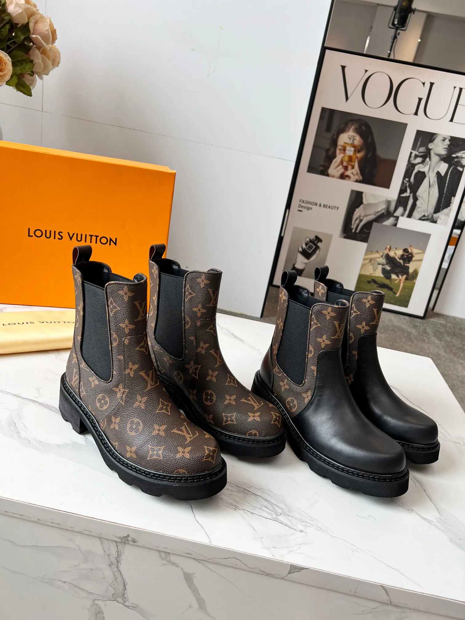 👟👟Ex-factory price 540👟👟 LOUS VUITON 🔥🔥🔥️ The latest short boots model from Louis Vuit 2025 official website, official website 💯 original version 1:1. LV Beaubourg uses calfskin to present a Chelsea-style upper, with a lightweight thick sole. Monogram canvas trim and contrast stitching outline the elastic side panels and seams respectively, cleverly interpreting the balance of strength and softness. It is a fashionable short boot that is comfortable and generous, versatile and very good-looking. Upper: Full-grain calfskin. Lining feet: sheepskin. Color: black/coffee, 35 to 40 yards, (414243 yards can be customized without return or exchange) Bosses are welcome to place orders